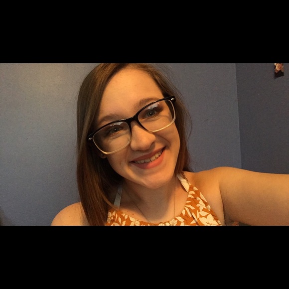 Meet your Posher, Alyssa - Picture 1 of 1